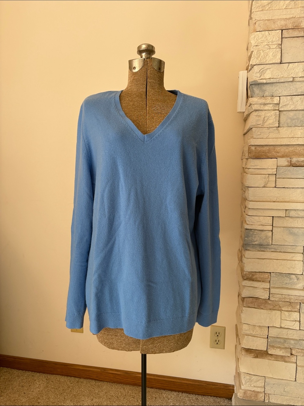 Women's Cashmere V-Neck Sweater in Light Blue